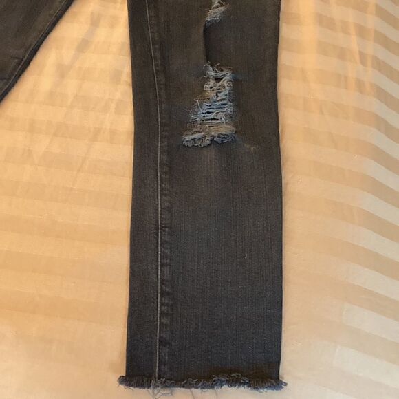 AG Denim The Stilt Crop Cigarette Crop in Black with Shredded Front Legs. - Picture 4 of 12